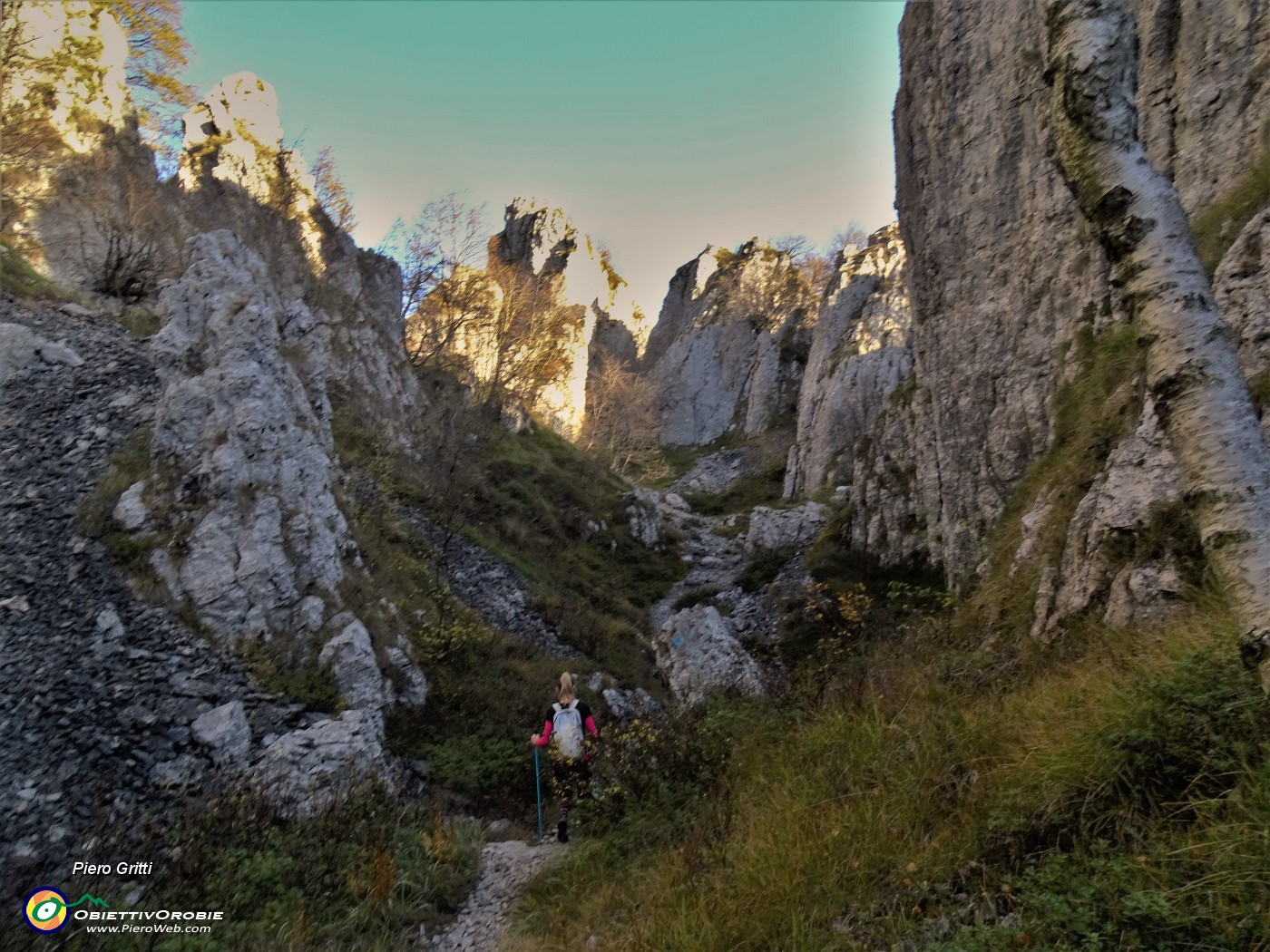 21 Nel 'labirinto', valloncello tra ghiaoni e torrioni della Cornagera.JPG